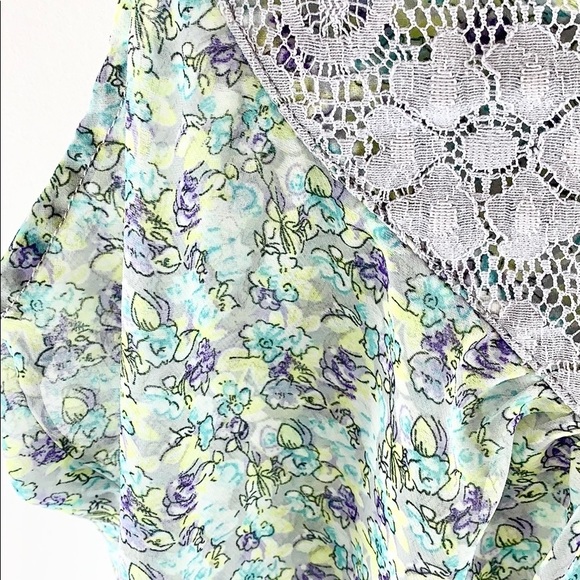 ROMY | Floral Lace Trim Sheer Sleeveless Blouse - Picture 4 of 9